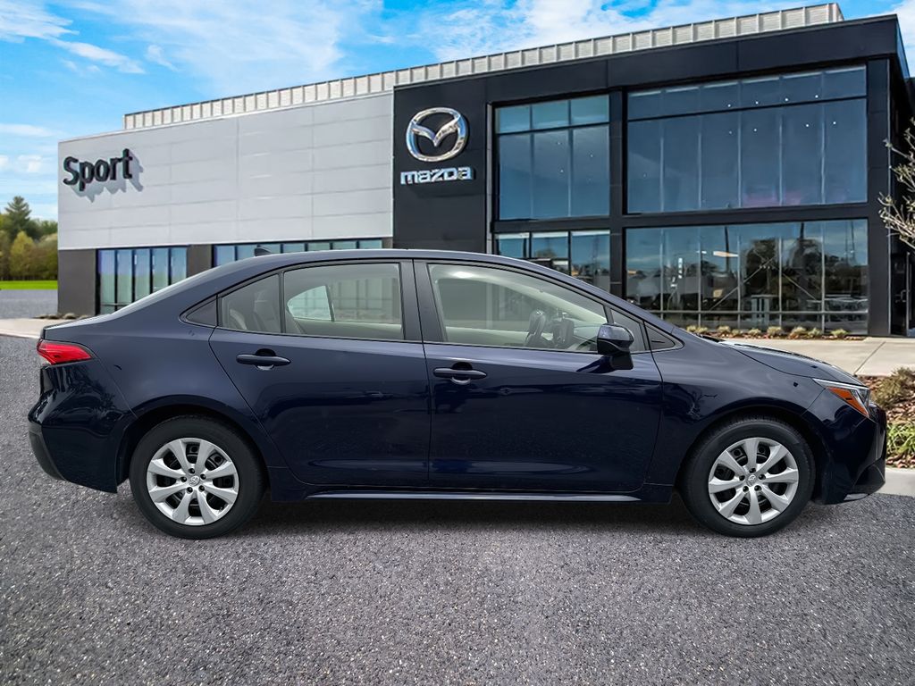 2022 Toyota Corolla LE photo 2
