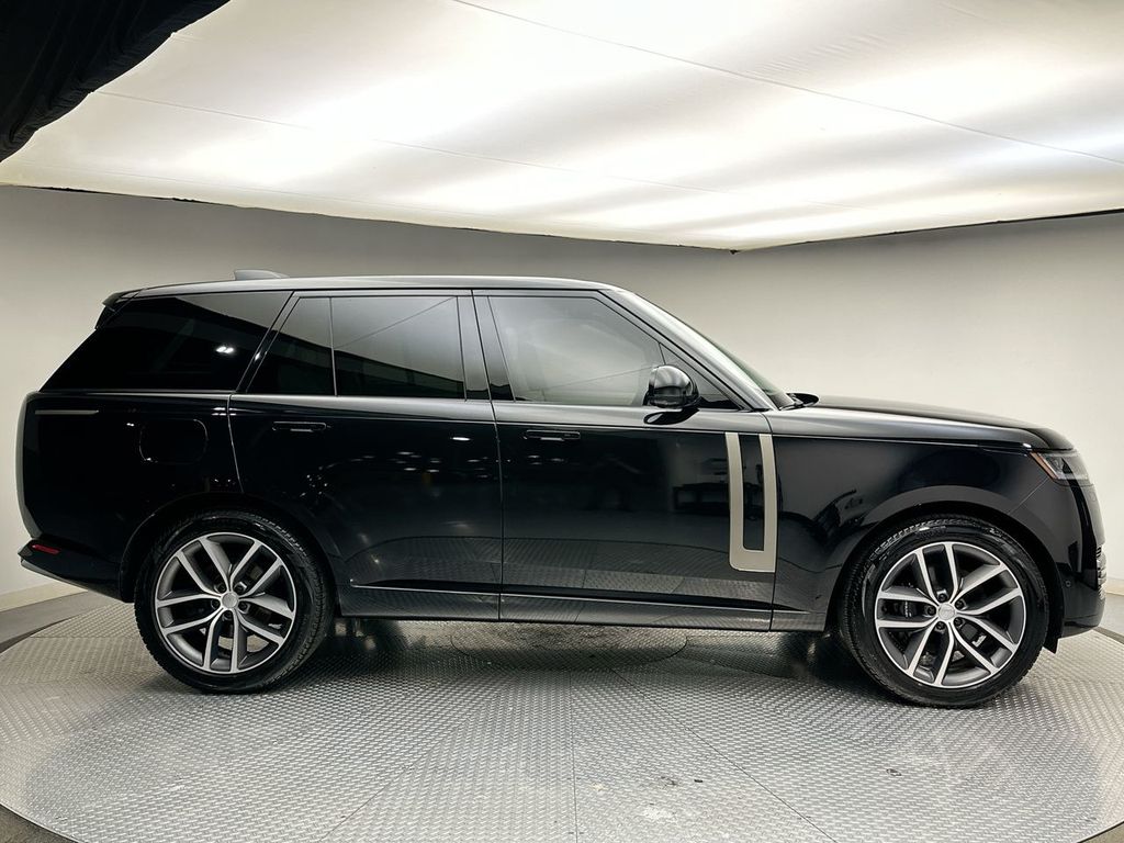 2024 Land Rover Range Rover SE photo 9