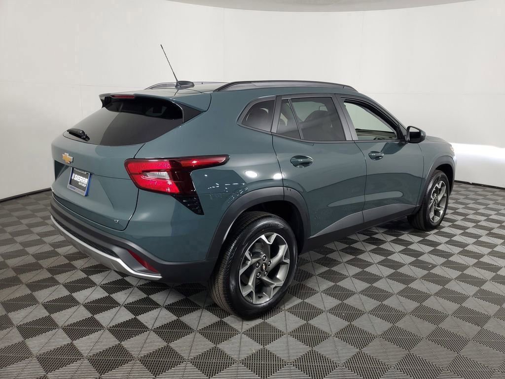 2025 Chevrolet Trax LT photo 2