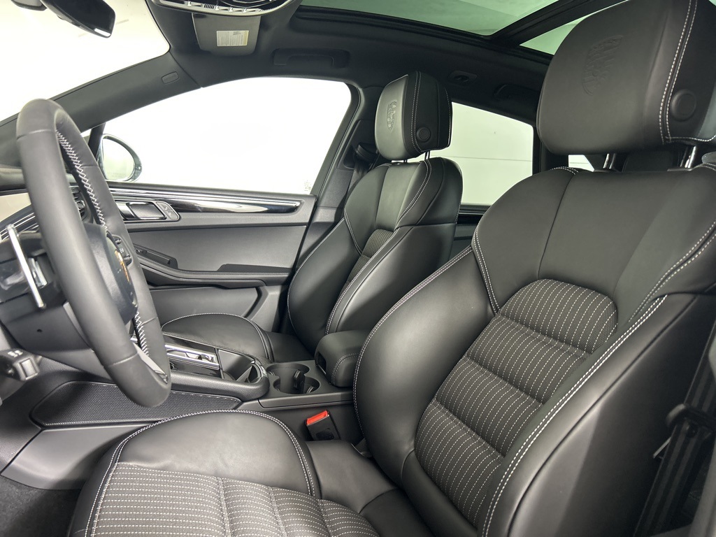 2025 Porsche Macan T photo 17