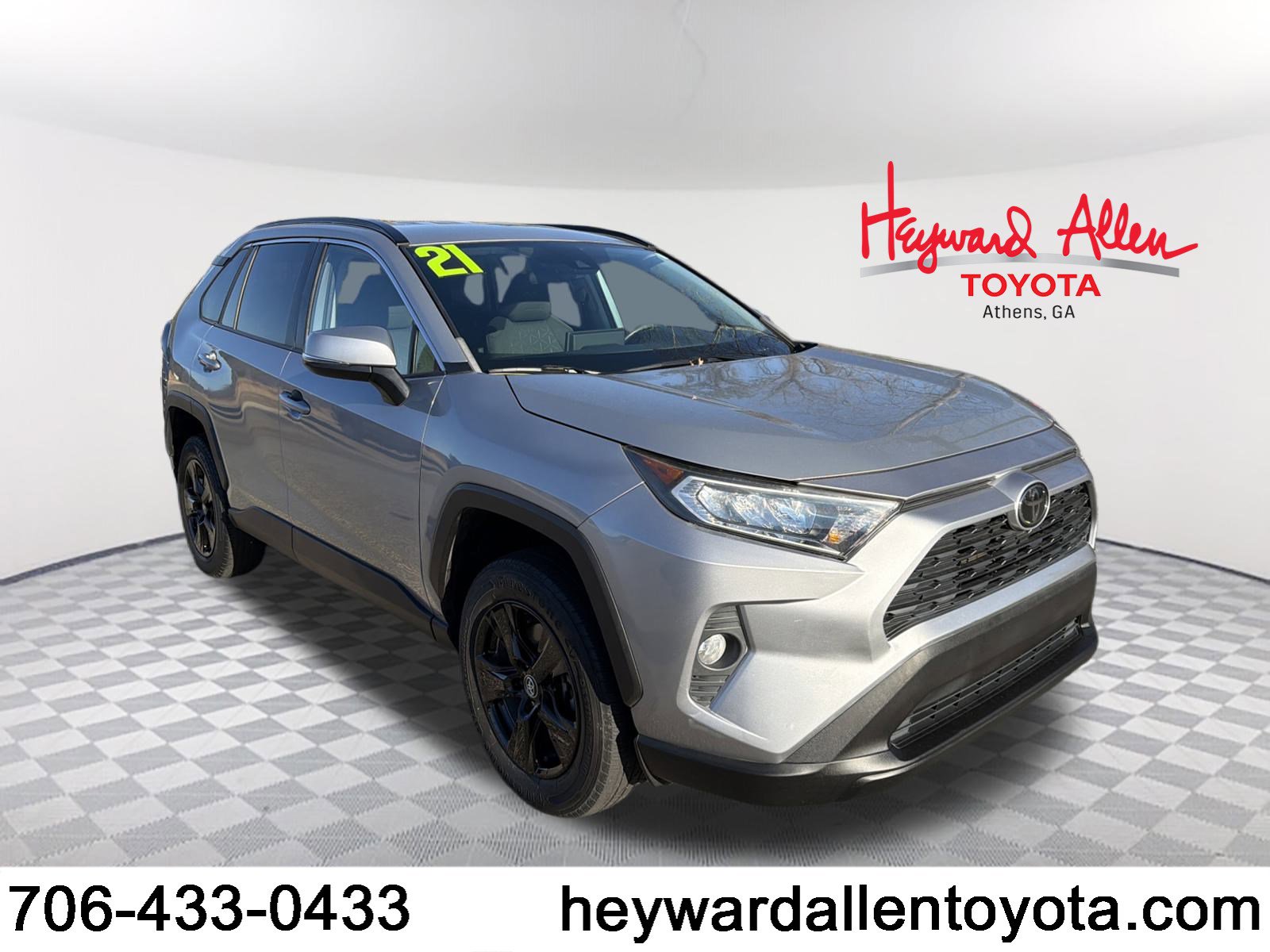 2021 Toyota RAV4 XLE's photo