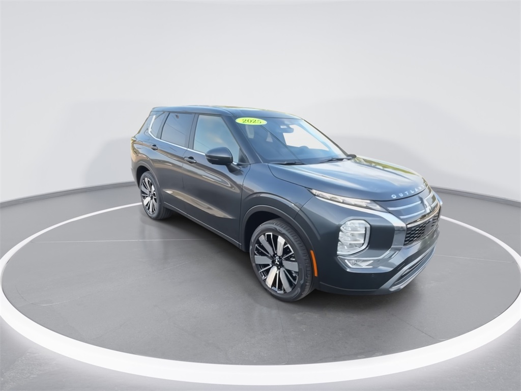 2025 Mitsubishi Outlander SE photo 2