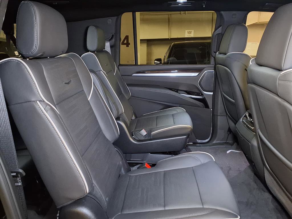 2025 Cadillac Escalade ESV Premium Luxury photo 4