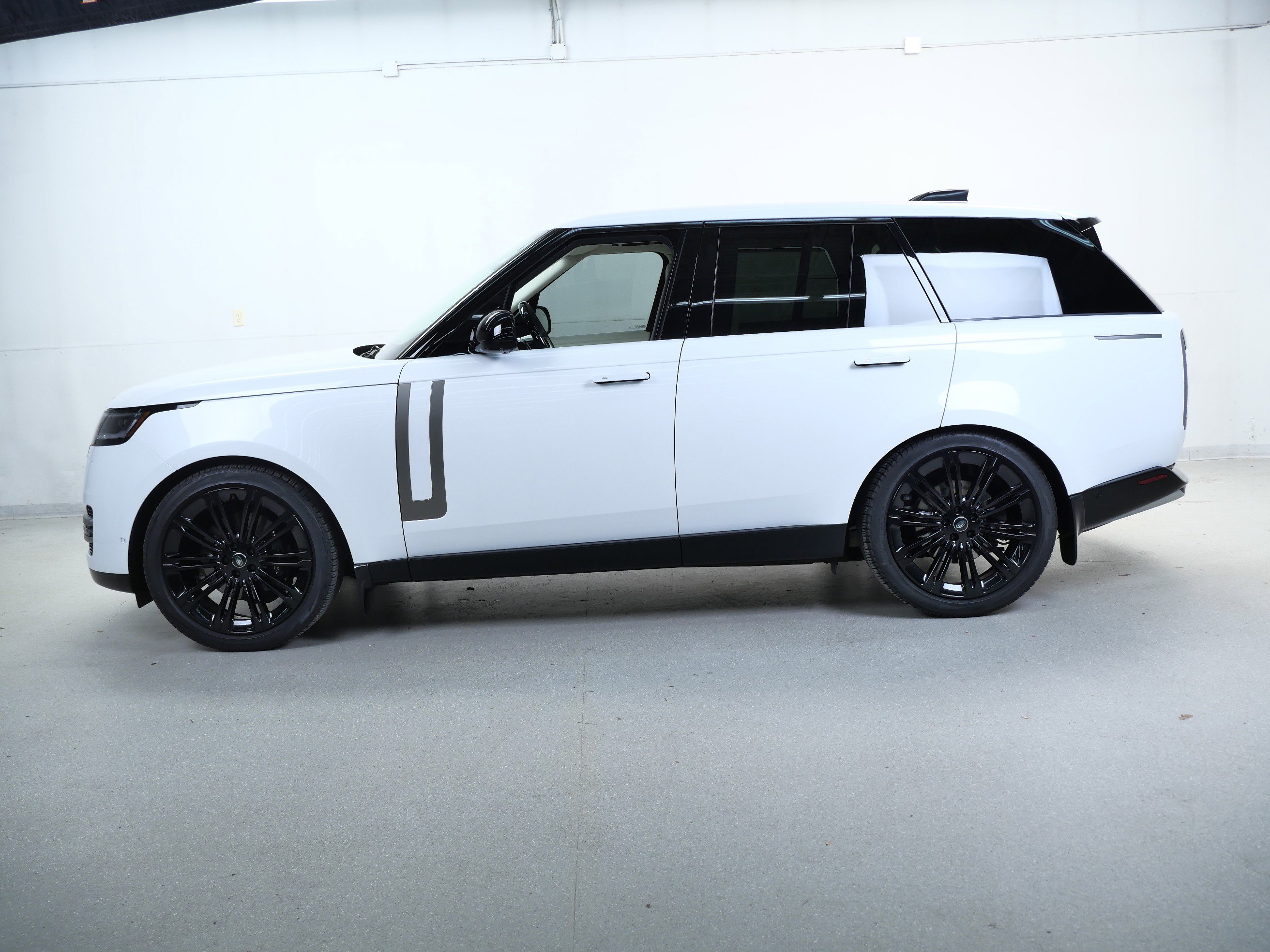 2024 Land Rover Range Rover SE photo 7