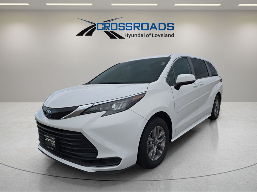 2024 Toyota Sienna LE's photo