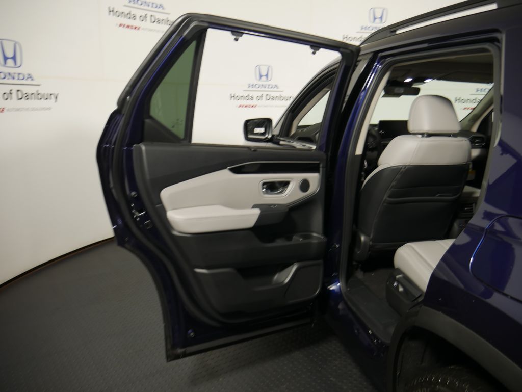 2025 Honda Pilot Touring photo 9
