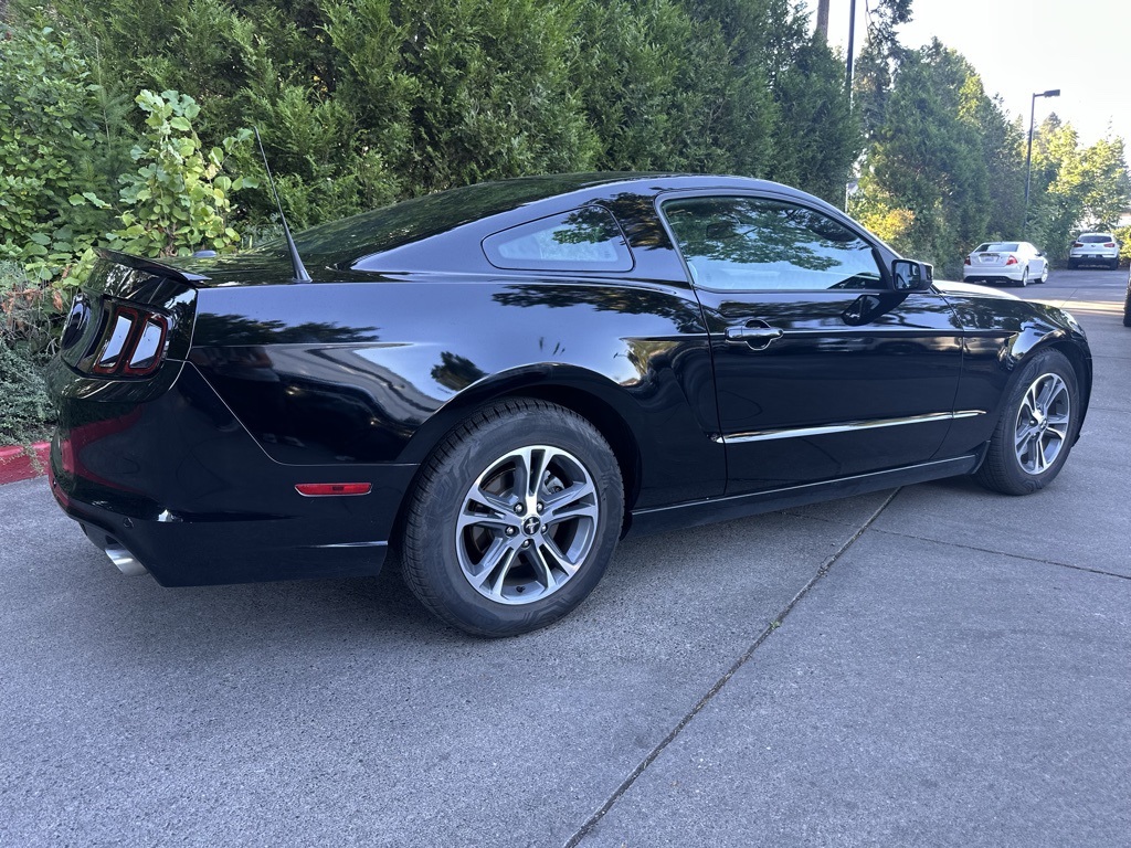 2014 Ford Mustang V6 Premium photo 8
