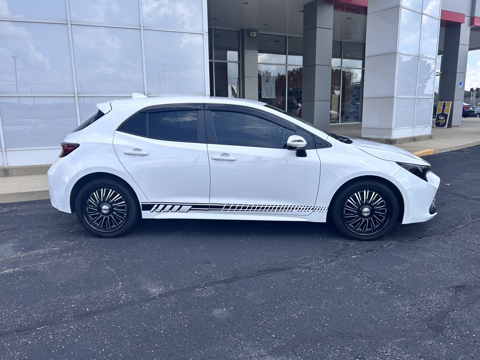 2025 Toyota Corolla SE photo 2