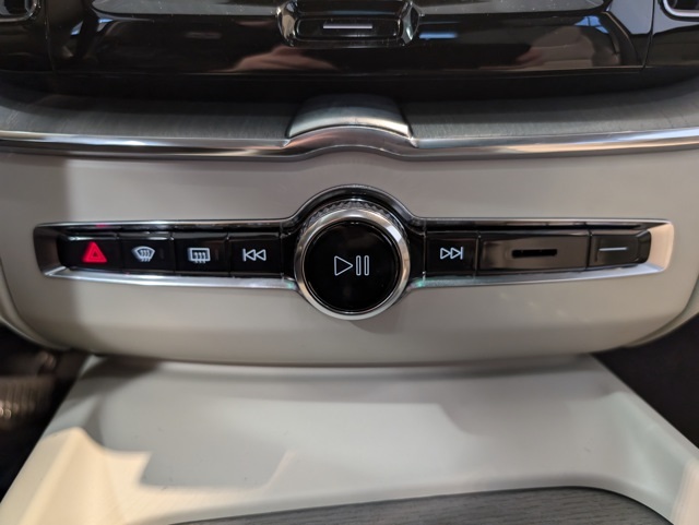 2025 Volvo XC60 B5 Plus photo 20