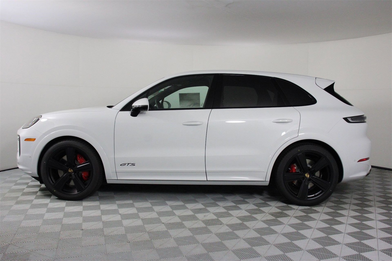 2025 Porsche Cayenne GTS photo 2