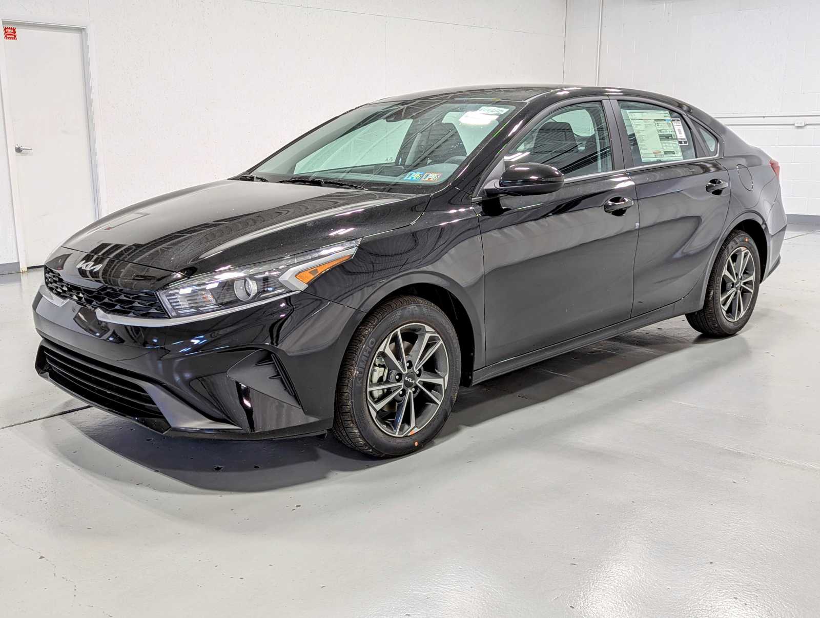 New 2024 Kia Forte LXS in Aurora Black Greensburg, PA K06600