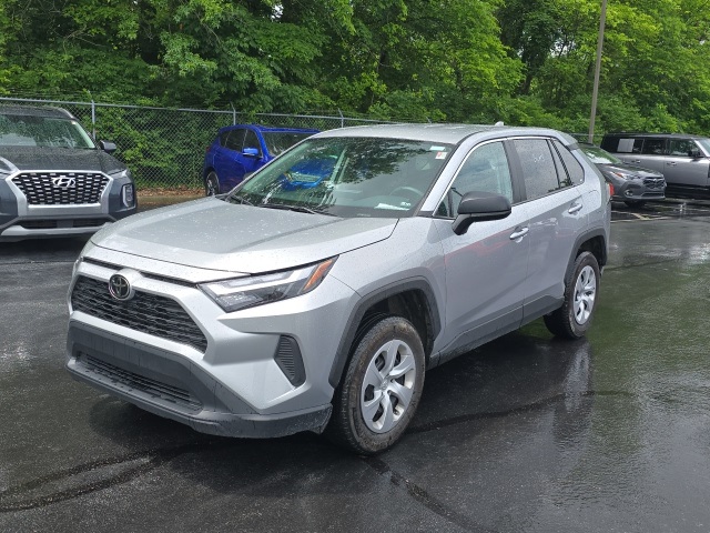 2024 Toyota RAV4 LE photo 4