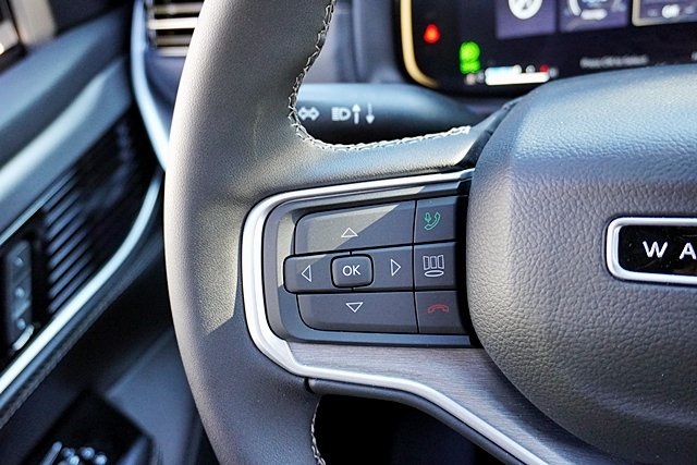 New 2025 Bright White Clear-Coat Exterior Paint Jeep Series II image 40