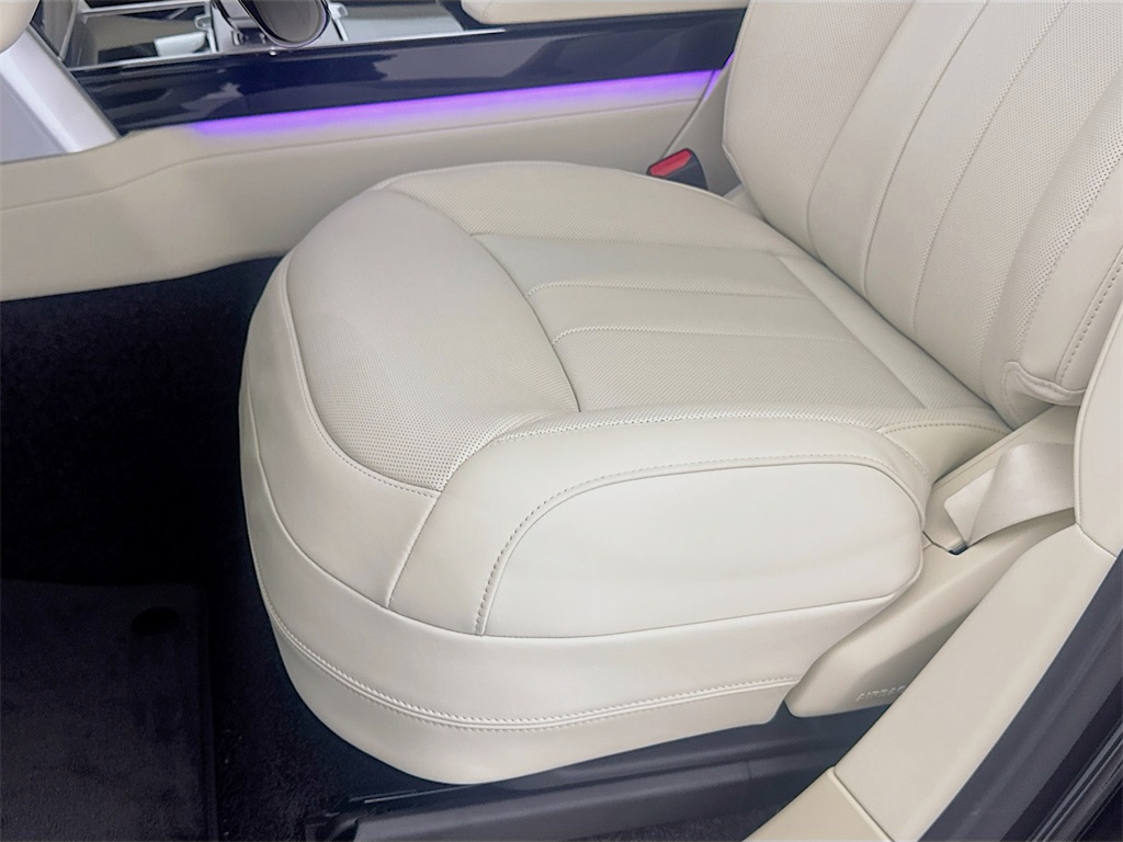 2025 Land Rover Range Rover SE photo 14
