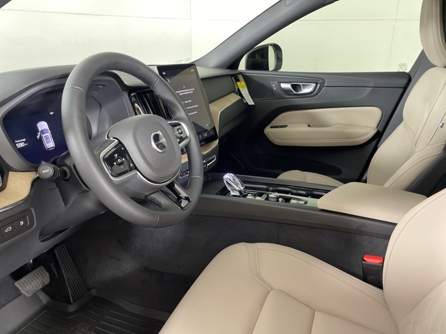 2026 Volvo XC60 Plus photo 21