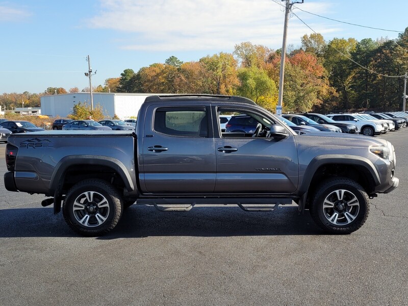 2016 Toyota Tacoma SR5 photo 2
