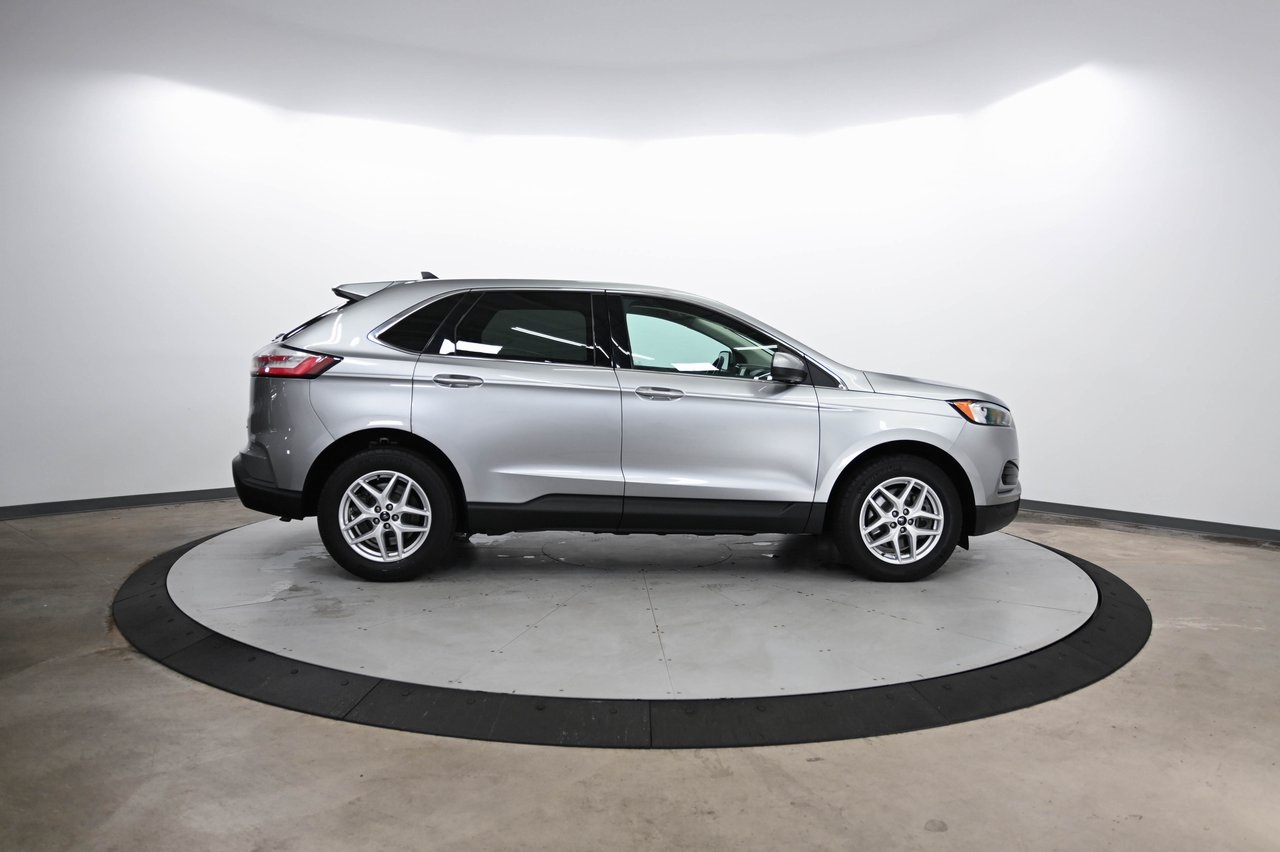 2023 Ford Edge SEL photo 2