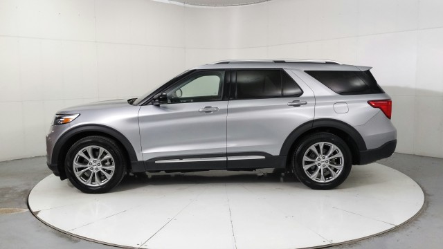 Used 2023 SILVER Ford Limited image 2