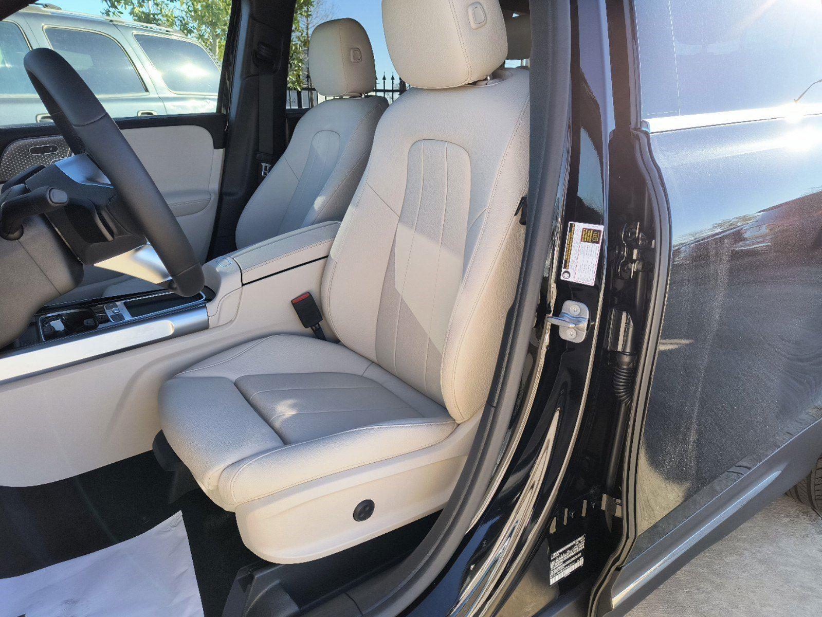 2025 Mercedes Benz GLB 250 photo 4