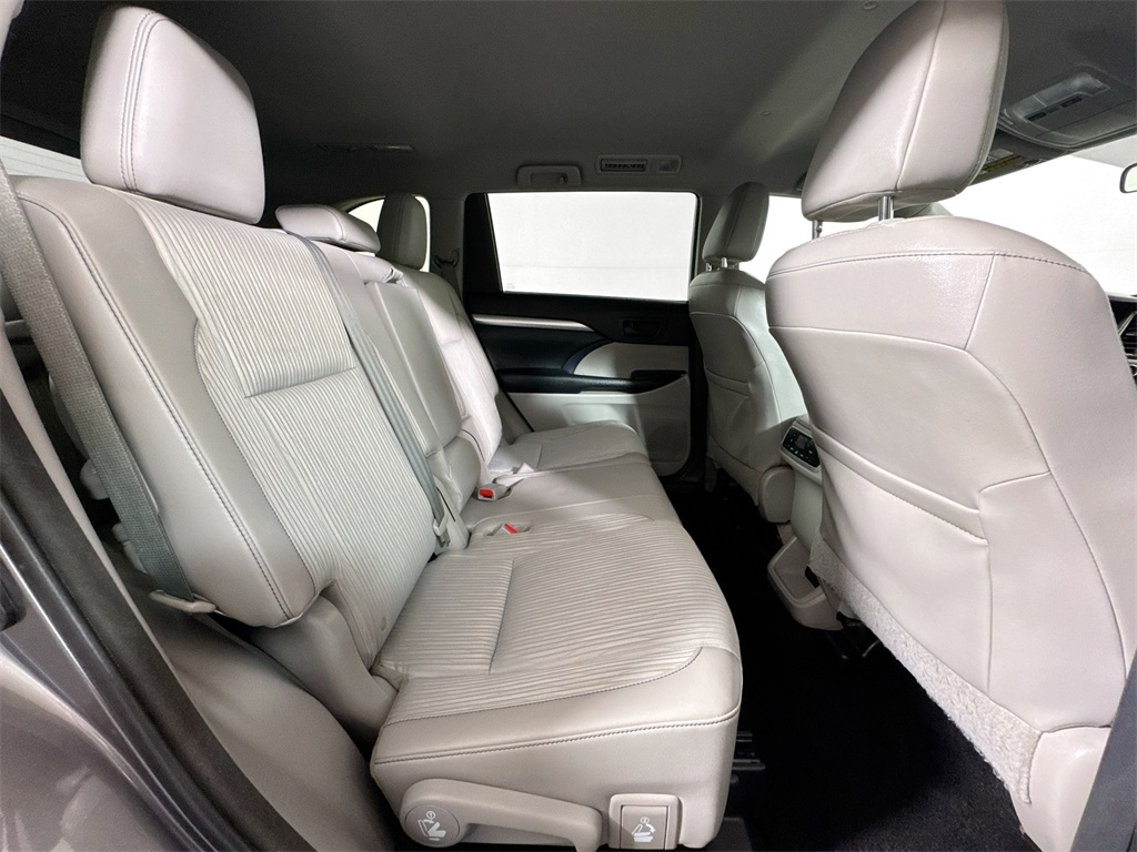 2014 Toyota Highlander LE Plus photo 17