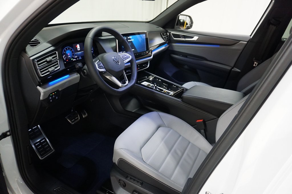 2025 Volkswagen Atlas Cross Sport SEL R-Line photo 8