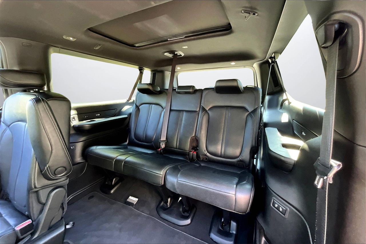 2024 Jeep Wagoneer L Series II photo 24