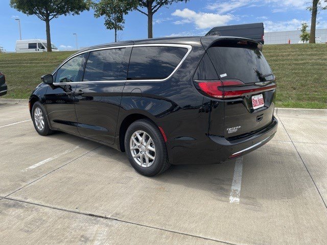 2026 Chrysler Pacifica photo 3