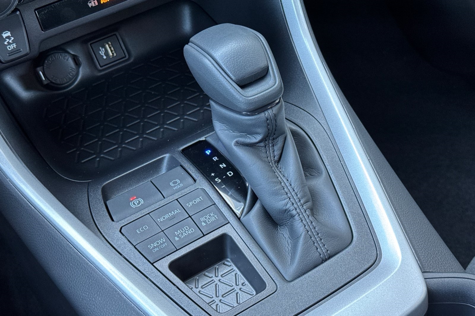 2025 Toyota RAV4 LE photo 22