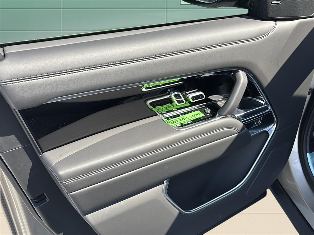 2025 Land Rover Range Rover SE photo 17