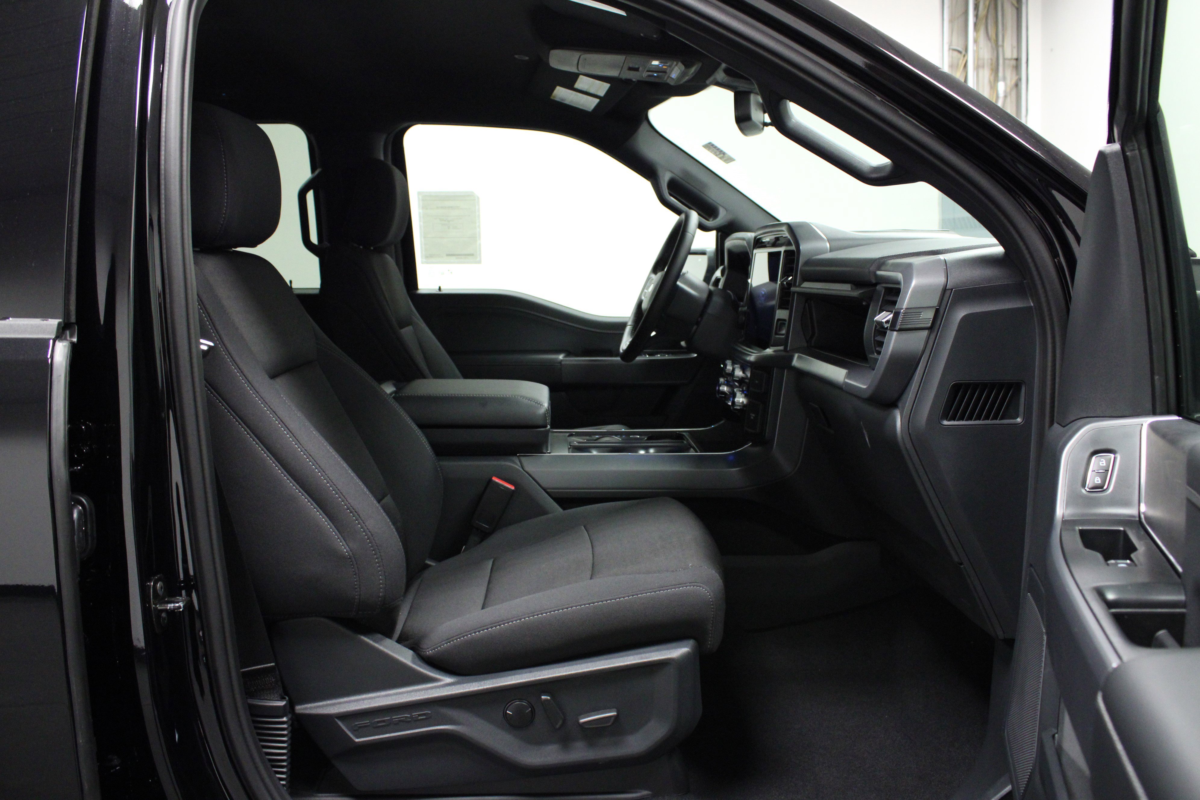 2025 Ford F-150 XLT photo 14