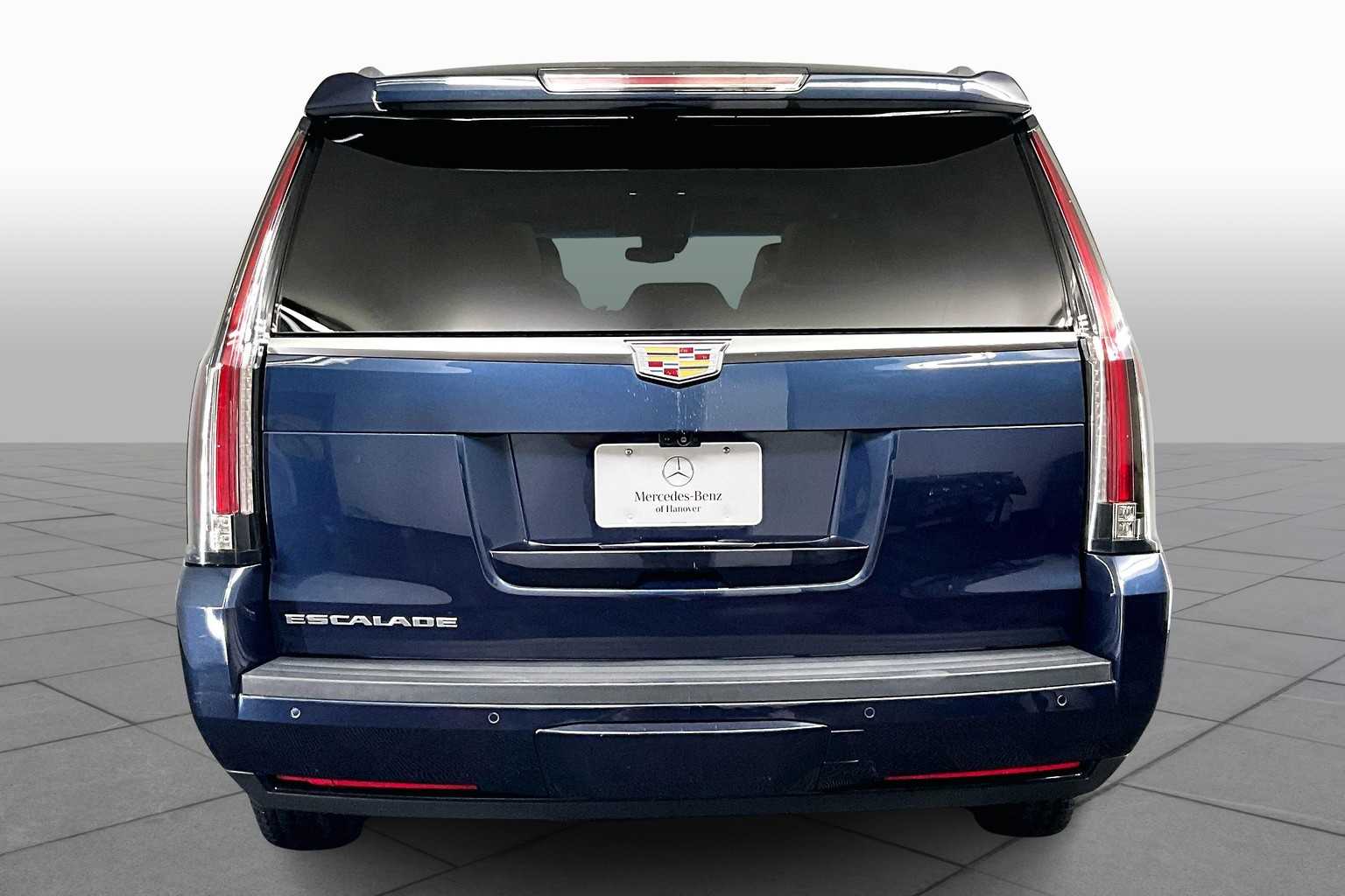 2018 Cadillac Escalade Luxury photo 4