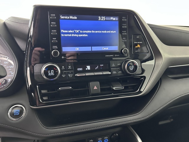 2022 Toyota Highlander LE photo 19