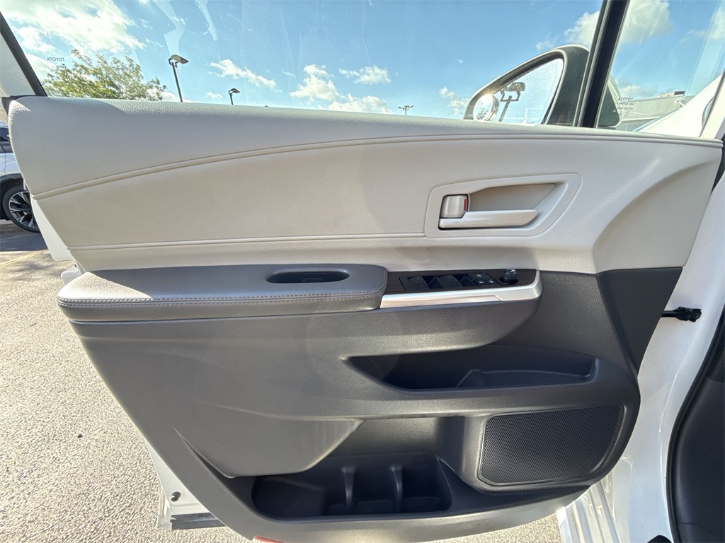 2022 Toyota Sienna LE photo 13