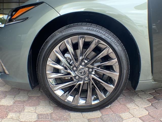 2024 Lexus ES 300h Ultra Luxury photo 10