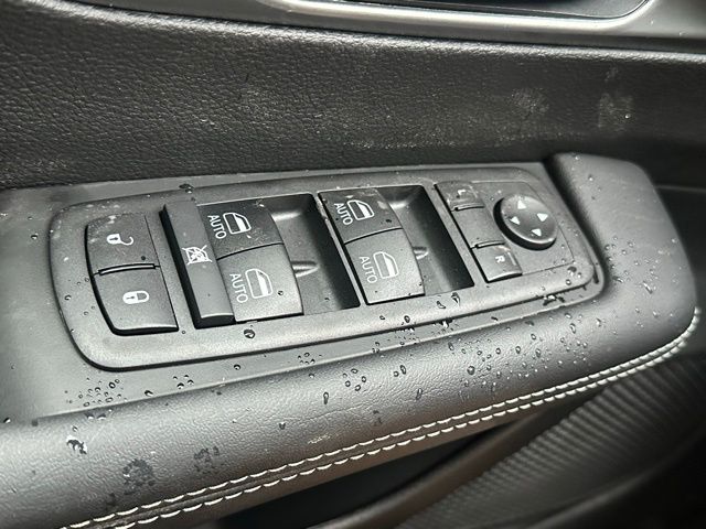 2026 Chrysler Pacifica photo 16