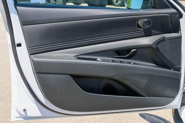 New 2025 White Hyundai SEL Sport image 7