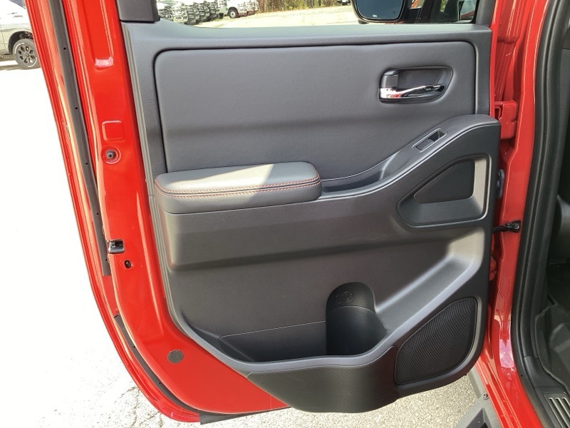 2024 Nissan Frontier PRO-4X Crew Cab photo 11