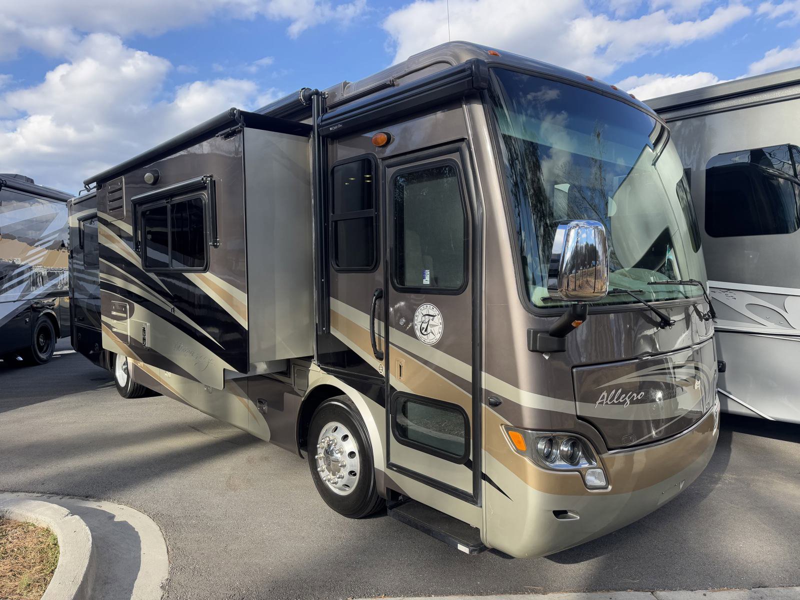 Used 2013  Tiffin  image 1