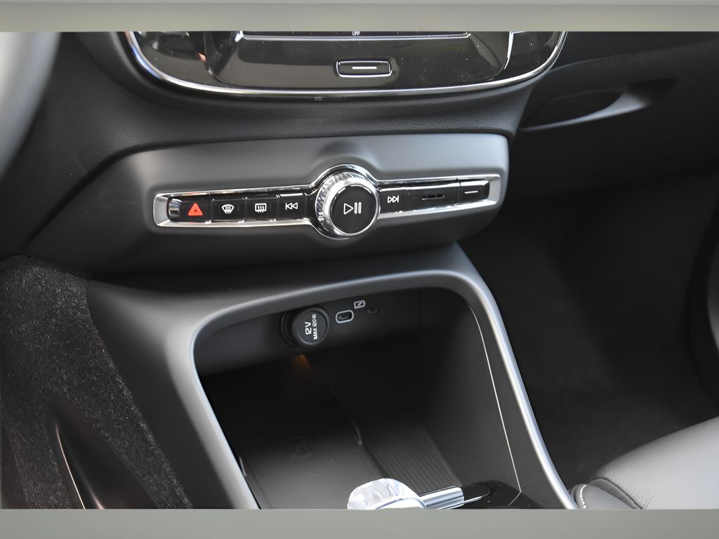 2025 Volvo XC40 photo 34
