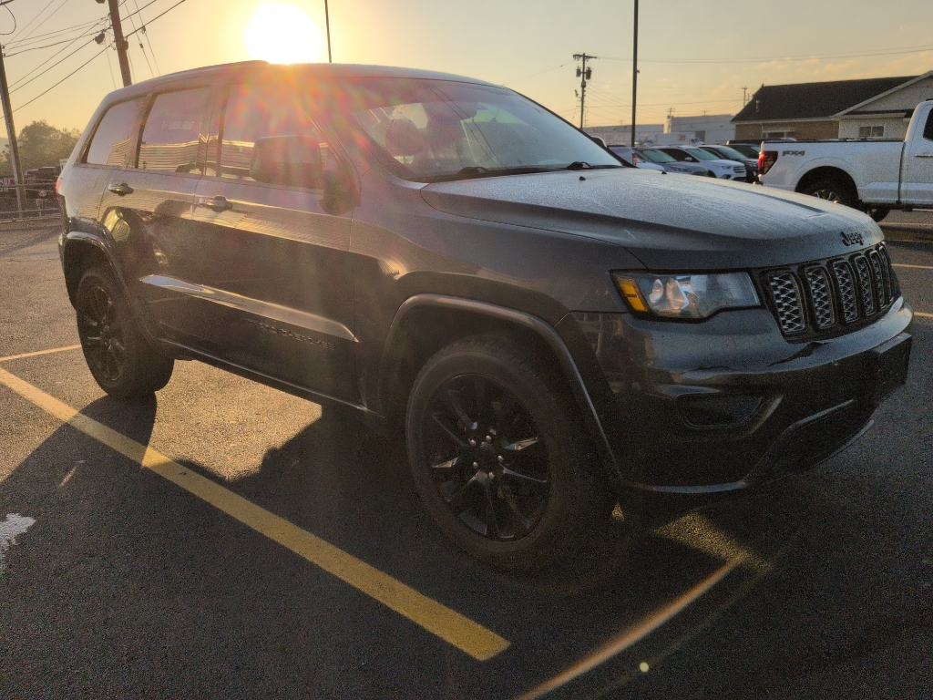 2018 Jeep Grand Cherokee Laredo photo 2