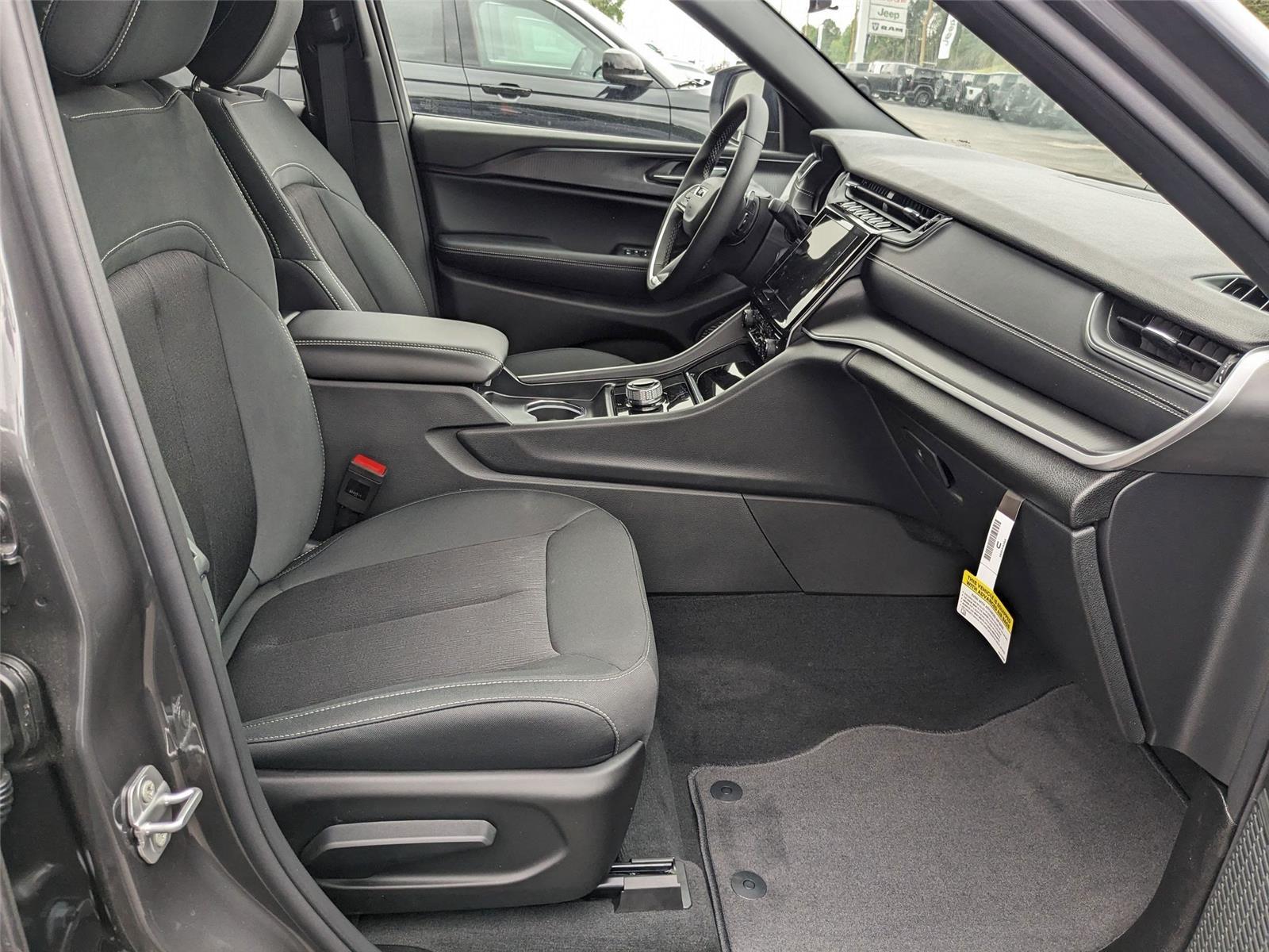 2025 Jeep Grand Cherokee Laredo X photo 17