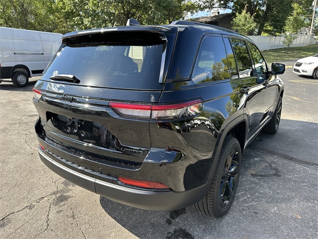 2025 Jeep Grand Cherokee Limited photo 3