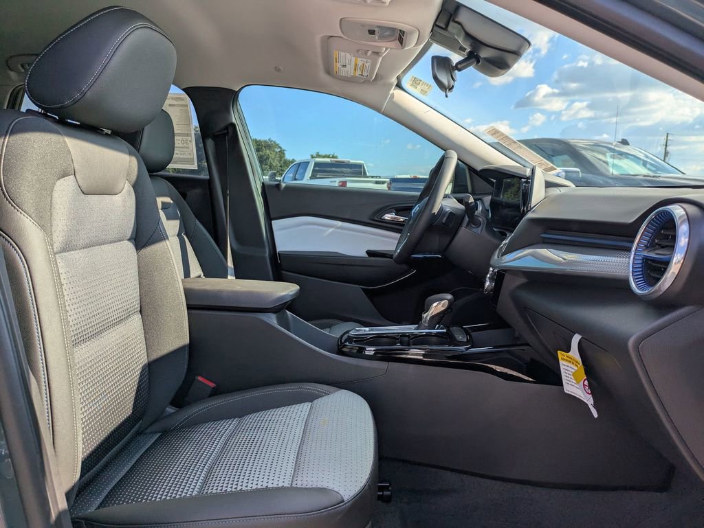 2025 Chevrolet Trax LT photo 26