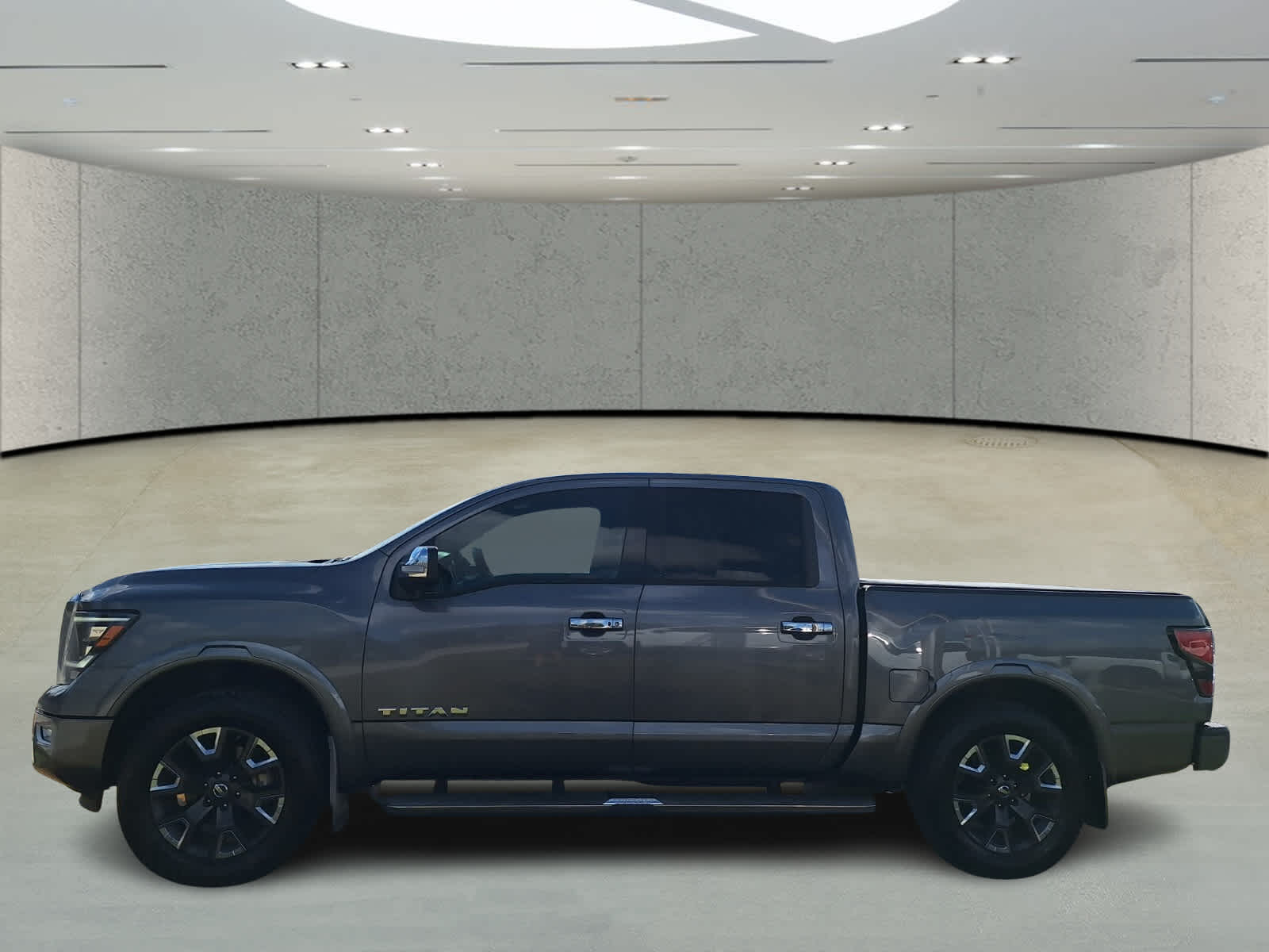 2021 Nissan Titan Platinum Reserve photo 2