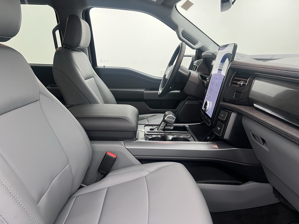 2025 Ford F-150 Lightning photo 30