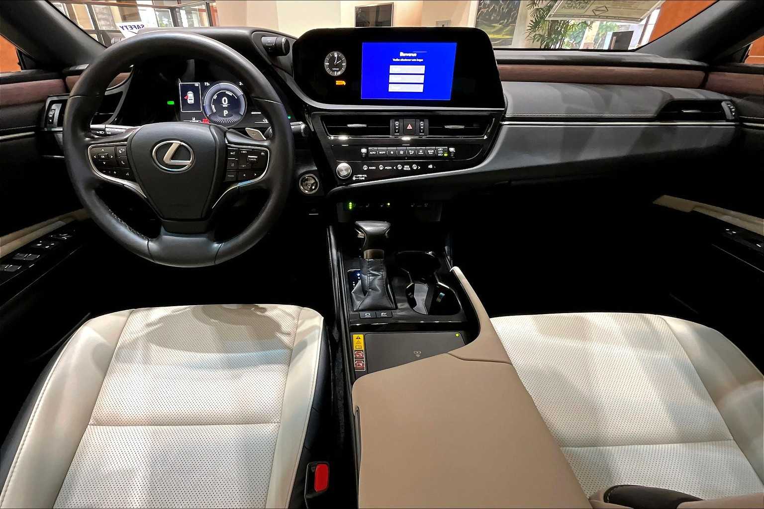 2025 Lexus ES 300h photo 13