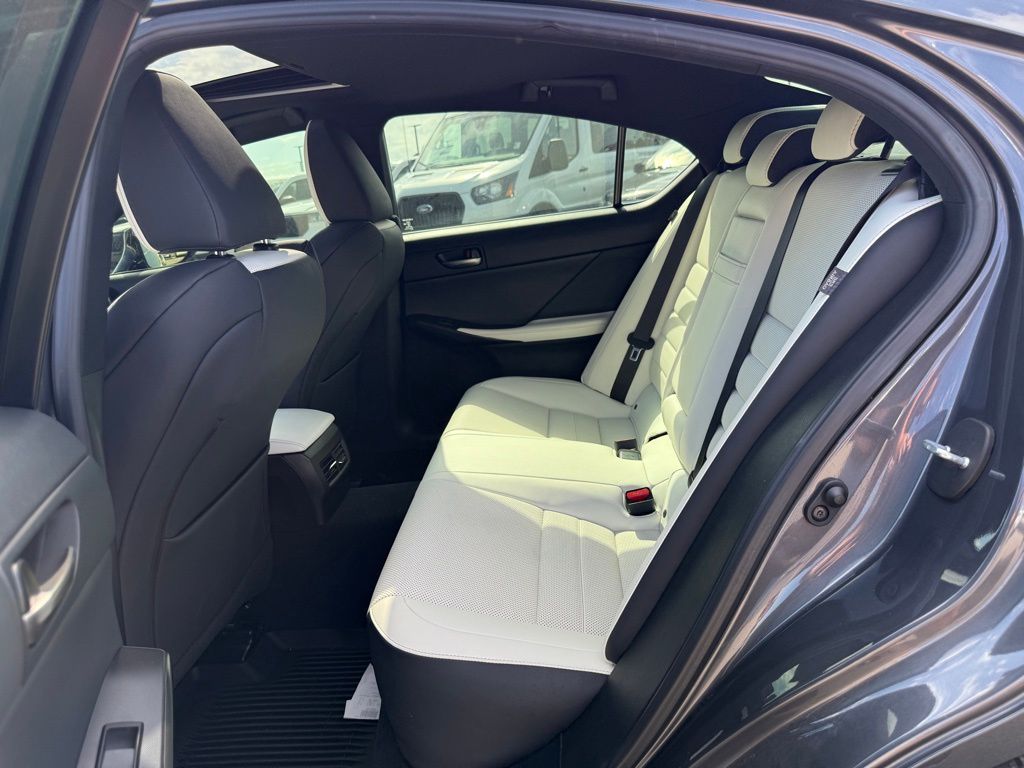 2022 Lexus IS 350 F SPORT photo 7