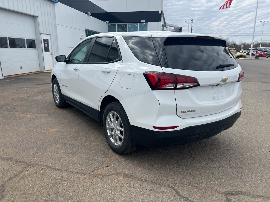 2022 Chevrolet Equinox LS photo 3
