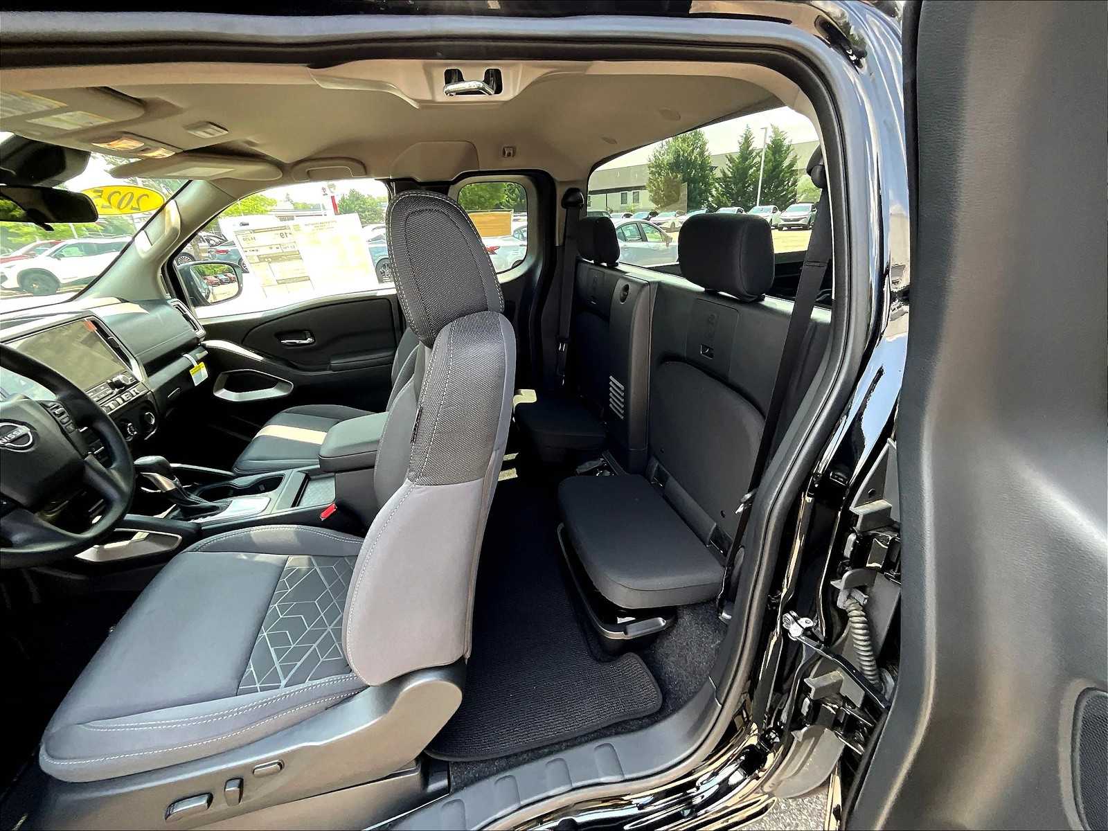 2025 Nissan Frontier SV photo 15