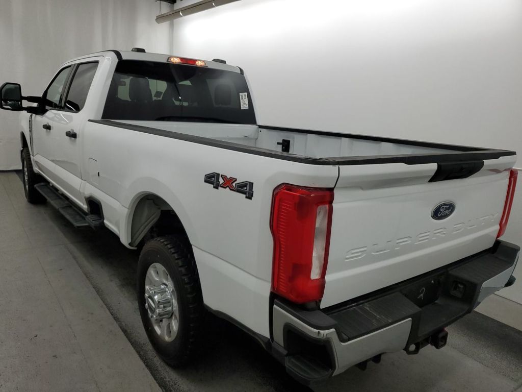 2023 Ford F-350 XLT photo 2